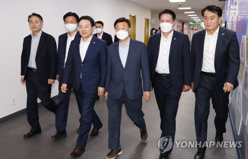 1기 신도시 지자체장 만난 원희룡 국토부 장관(세종=연합뉴스) 김주형 기자 = 원희룡 국토교통부 장관과 지자체장들이 24일 오후 세종시 정부세종청사에서 열린 1기 신도시 정비를 위한 간담회에 참석하기 위해 이동하고 있다.      왼쪽부터 이동환 고양시장, 조용익 부천시장, 원희룡 국토부 장관, 신상진 성남시장, 최대호 안양시장, 하은호 군포시장. 2022.10.24 kjhpress@yna.co.kr