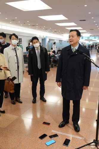 도쿄서 취재진 질문에 답하는 조현동 외교부 1차관(도쿄=연합뉴스) 박성진 기자 = 조현동 외교부 1차관이 25일 오전 일본 도쿄 하네다공항에 도착해 취재진과 인터뷰하고 있다. 조 차관은 26일 도쿄서 열리는 제11차 한미일 외교차관 협의회에 참석한다. 2022.10.25 sungjinpark@yna.co.kr (끝)