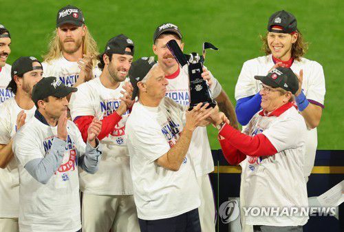 내셔널리그 우승 트로피 들어 올린 돔브로스키 필라델피아 사장(가운데) [게티이미지/AFP=연합뉴스 자료사진]