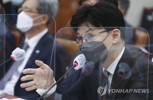 답변하는 한동훈 법무부 장관(서울=연합뉴스) 하사헌 기자 = 한동훈 법무부 장관이 24일 국회에서 열린 법사위의 법무부 등 종합국정감사에서 답변하고 있다. 2022.10.24 [국회사진기자단] toadboy@yna.co.kr