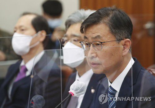 답변하는 최재해 감사원장(서울=연합뉴스) 하사헌 기자 = 최재해 감사원장이 24일 국회에서 열린 법사위의 법무부 등 종합국정감사에서 의원 질의에 답변하고 있다. 2022.10.24 [국회사진기자단] toadboy@yna.co.kr