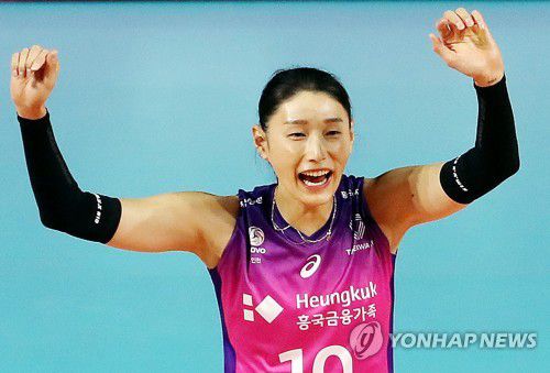 동료 득점에 기뻐하는 김연경(인천=연합뉴스) 윤태현 기자 = 25일 인천 삼산월드체육관에서 열린 여자프로배구 흥국생명 핑크스파이더스와 페퍼저축은행 AI PEPPERS 배구단의 경기. 1세트 흥국생명 김연경이 동료의 득점에 기뻐하고 있다. 2022.10.25 tomatoyoon@yna.co.kr