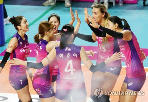 흥국생명 선수들 '오늘은 이긴다'(인천=연합뉴스) 윤태현 기자 = 25일 인천 삼산월드체육관에서 열린 여자프로배구 흥국생명 핑크스파이더스와 페퍼저축은행 AI PEPPERS 배구단의 경기. 1세트 흥국생명 선수들이 득점한 뒤 기뻐하고 있다. 2022.10.25 tomatoyoon@yna.co.kr