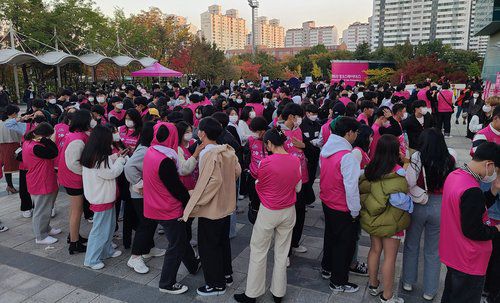 "킹 이즈 백"…평일에도 막강 흥행파워 입증한 '제왕' 김연경(서울=연합뉴스) 홍규빈 기자 = 25일 2022-2023 V리그 여자부 흥국생명과 페퍼저축은행의 올 시즌 첫 경기가 열린 인천삼산월드체육관 앞에 관중들이 입장하기 위해 줄을 서고 있다.     2년 만에 V리그에 돌아온 김연경을 보기 위해 이날 관중 수는 4천345명으로 전체 5천800석 중에서 75％를 채웠다. 2022.10.26 bingo@yna.co.kr