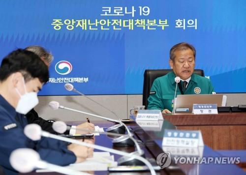 이상민 장관, 코로나19 대응 중대본 회의 주재(서울=연합뉴스) 김승두 기자 = 이상민 중앙재난안전대책본부 2차장(행정안전부 장관)이 26일 오전 정부서울청사 중앙재난안전상황실 서울상황센터에서 열린 코로나19 대응 중대본 회의를 주재하고 있다. 2022.10.26 kimsdoo@yna.co.kr