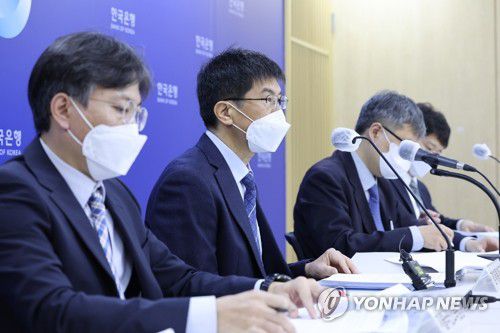 3분기 GDP 성장률 설명하는 황상필 경제통계국장(서울=연합뉴스) 김주성 기자 = 황상필 한국은행 경제통계국장(왼쪽 두 번째)이 27일 오전 서울 중구 한국은행 기자실에서 올해 3분기 실질 국내총생산(GDP) 성장률에 대해 설명하고 있다. 2022.10.27 utzza@yna.co.kr