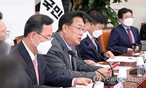 발언하는 정진석 비대위원장(서울=연합뉴스) 백승렬 기자 = 국민의힘 정진석 비상대책위원장이 27일 서울 여의도 국회에서 열린 비상대책위원회 회의에서 발언하고 있다. 2022.10.27 [국회사진기자단] srbaek@yna.co.kr