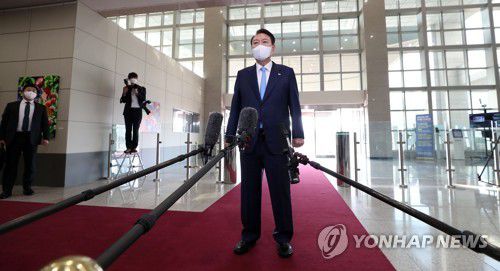 출근길 문답하는 윤석열 대통령(서울=연합뉴스) 서명곤 기자 = 윤석열 대통령이 27일 오전 서울 용산 대통령실 청사로 출근, 국가정보원 2인자로도 꼽혔던 조상준 기획조정실장의 사퇴 등에 대한 취재진의 질문에 답하고 있다.   2022.10.27 [대통령실통신사진기자단] seephoto@yna.co.kr