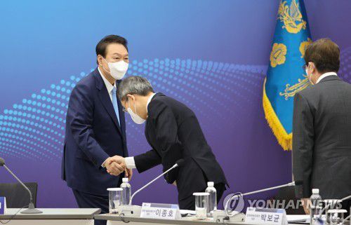 과기부 장관과 인사하는 윤석열 대통령(서울=연합뉴스) 서명곤 기자 = 윤석열 대통령이 27일 오후 서울 용산 대통령실 청사에서 열린 제11차 비상경제민생회의에 입장, 이종호 과학기술정보통신부 장관과 인사하고 있다. 2022.10.27 seephoto@yna.co.kr