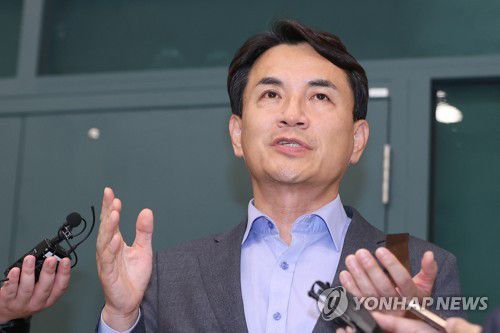 취재진 질문에 답하는 김진태 강원도지사(영종도=연합뉴스) 신현우 기자 = 김진태 강원도지사가 27일 오후 인천국제공항 제1여객터미널을 통해 귀국한 뒤 취재진 질문에 답하고 있다. 2022.10.27 nowwego@yna.co.kr