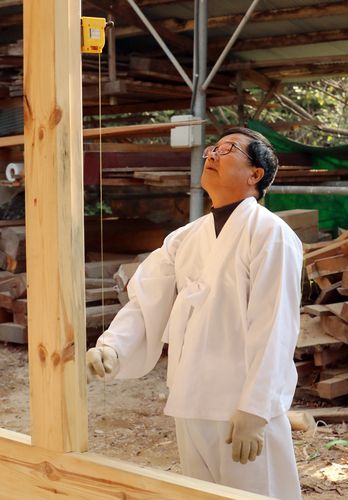 나무 살펴보는 이연훈 대목장[촬영 천경환 기자]