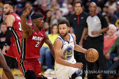 지미 버틀러 앞에서 공격하는 스테픈 커리[AFP=연합뉴스]