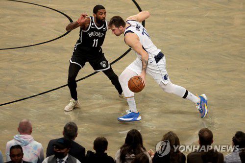 카이리 어빙을 상대로 공격하는 루카 돈치치[USA TODAY Sports=연합뉴스]