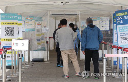 (서울=연합뉴스) 이지은 기자 = 26일 오후 서울역광장에 설치된 코로나 임시선별겸사소를 찾은 시민들이 검사를 받기 위해 기다리고 있다. 2022.10.26 jieunlee@yna.co.kr