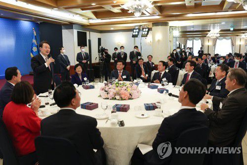 전국 시장·군수·구청장 만난 윤 대통령(서울=연합뉴스) 서명곤 기자 = 윤석열 대통령이 28일 서울 용산구 전쟁기념관 피스앤파크에서 열린 전국 시장·군수·구청장 초청 오찬간담회에서 인사말을 하고 있다. 2022.10.28 [대통령실 제공, 재판매 및 DB 금지] seephoto@yna.co.kr