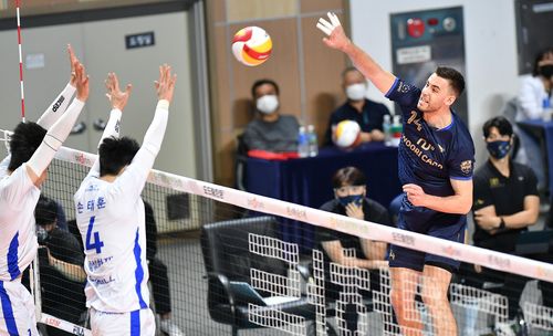 우리카드 외국인 선수 레오 안드리치의 공격[한국배구연맹 제공. 재판매 및 DB 금지]