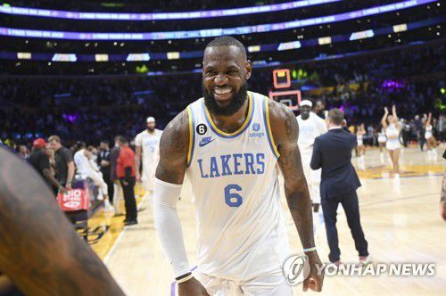시즌 첫 승에 기뻐하는 르브론 제임스[AP=연합뉴스]