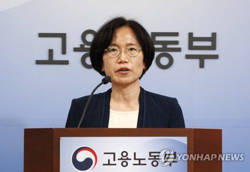 정향숙 고용노동부 노동시장조사과장(세종=연합뉴스) 정향숙 고용노동부 노동시장조사과장이 지난 29일 세종시 정부세종청사에서 22년 8월 사업체노동력조사 및 4월 시도별 임금·근로시간 조사 결과 발표를 하고 있는 모습. [연합뉴스 자료사진]