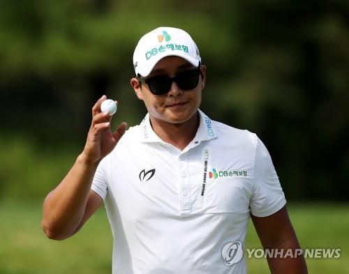 버디를 잡아내고 인사하는 서요섭.[KPGA 제공. 재판매 및 DB 금지]