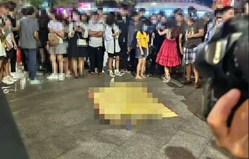 시신을 거적으로 덮는 이벤트를 연출한 호찌민 시민들[SNS 캡처. 재판매 및 DB 금지]