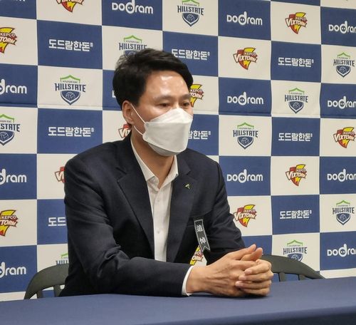 인터뷰하는 강성형 감독(수원=연합뉴스) 김경윤 기자 = 강성형 현대건설 감독이 1일 경기도 수원체육관에서 열리는 프로배구 V리그 여자부 흥국생명과 홈 경기를 앞두고 인터뷰하고 있다. 2022. 11.1. cycle@yna.co.kr