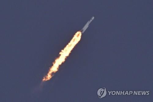 미국 우주군 비밀 위성을 싣고 발사된 스페이스X의 팰컨 헤비 로켓[로이터 연합뉴스. 재판매 및 DB 금지]
