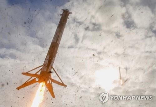 미국 우주군 탑재물을 쏘아 올린 뒤 지상에 다시 착륙하는 팰컨 헤비 부스터[로이터 연합뉴스. 재판매 및 DB 금지]