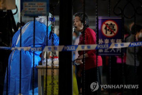 (로이터=연합뉴스) 지난 1일 중국 상하이에서 코로나19 검사를 받는 주민.2022.11.2.