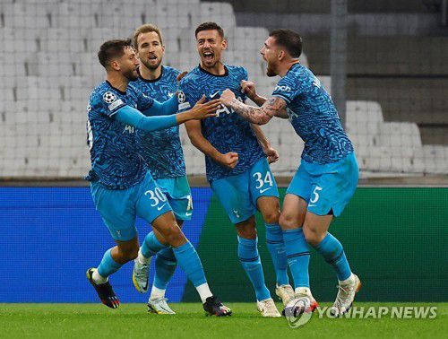 랑글레 득점에 기뻐하는 토트넘 선수들[로이터=연합뉴스]