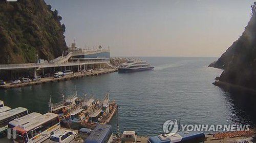 울릉도 실시간 모습(서울=연합뉴스) 2일 오전 10시 50분 전후 경북 울릉군 모습. 이날 오전 8시 51분께 북한은 강원도 원산 일대에서 동해상으로단거리 탄도미사일(SRBM) 3발을 발사했으며, 이 중 1발은 동해 NLL 이남 공해상에 탄착됐다. 미사일 방향이 울릉도 쪽이었던 까닭에 공군 중앙방공통제소(MCRC) 및 탄도탄 경보 레이더 등과 연계된 중앙민방위경보통제센터에서 울릉군에 공습경보를 발령했다. 2022.11.2 [울릉도,독도 실시간 웹방송 캡처. 재판매 및 DB 금지] cityboy@yna.co.kr