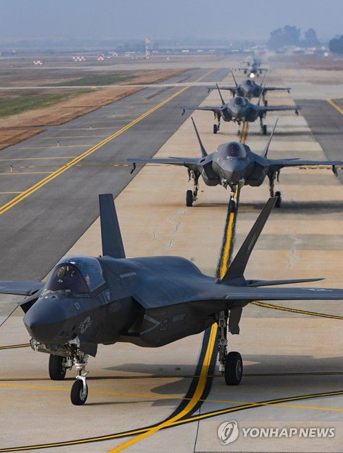 한미 공군 연합공중훈련 실시(서울=연합뉴스) 1일 한미공군의 대규모 연합공중훈련 '비질런트 스톰(Vigilant Storm)' 훈련에 참가해 오후 훈련 임무에 나선 미군 F-35B 전투기(앞 네 대)가 군산기지 유도로를 지나고 있다. 2022.11.2 [공군 제공. 재판매 및 DB 금지] photo@yna.co.kr