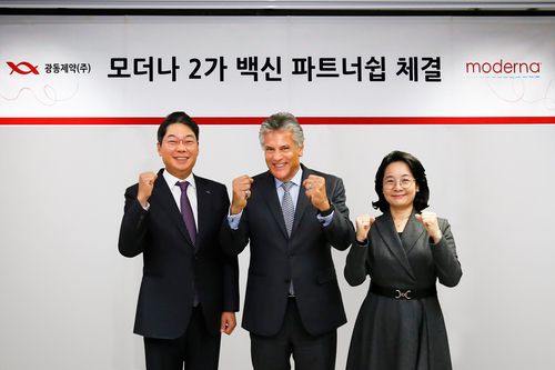 광동제약, 모더나와 2가 백신 파트너십 체결최성원 광동제약 대표(왼쪽부터)와 패트릭 베르그스테드 모더나 백신 담당 수석부사장, 손지영 모더나코리아 대표. [광동제약 제공. 재판매 및 DB 금지]