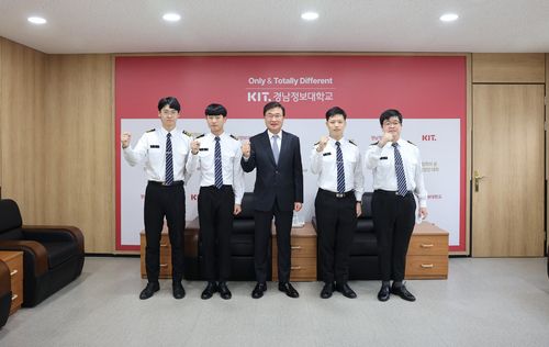 육군3사관학교 합격자들과 김대식 총장(가운데)[경남정보대 제공]