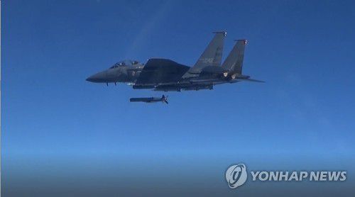 슬램-ER 미사일 발사하는 공군 F-15K 전투기(서울=연합뉴스) 공군 F-15K 전투기가 2일 동해상에서 북방한계선(NLL) 이북을 향해 슬램-ER 장거리 공대지미사일을 발사하고 있다. 합참은 이날 오전 북한이 NLL 이남으로 탄도미사일을 발사한 데 대응해 사격한 것이라고 설명했다. 2022.11.2 [합참 제공. 재판매 및 DB 금지] photo@yna.co.kr