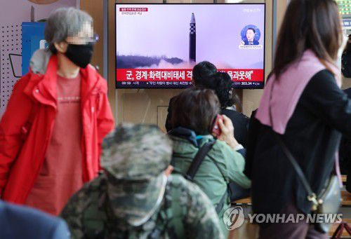 북한 탄도미사일 발사 뉴스(서울=연합뉴스) 지난 2일 서울역에서 시민들이 북한 탄도미사일 발사 관련 뉴스를 보고 있는 모습. [연합뉴스 자료사진]