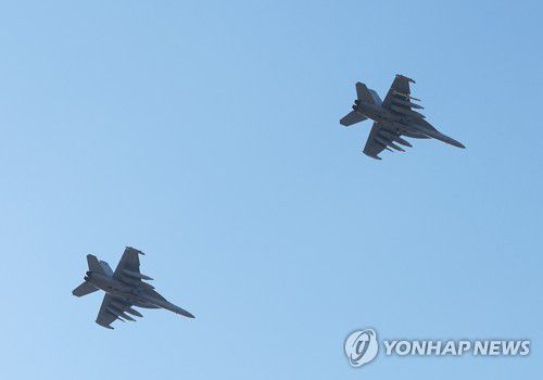 오산기지 상공 비행하는 그라울러(평택=연합뉴스) 홍기원 기자 = 한미 공군 연합공중훈련 '비질런트 스톰'이 진행 중인 4일 경기도 평택시 주한미공군 오산기지에서 전자전기 EA-18 그라울러가 비행하고 있다.     한미 공군은 이번 훈련을 오는 5일까지 하루 연장했다. 2022.11.4 xanadu@yna.co.kr