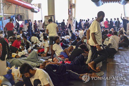 기약 없이 하선 기다리는 이주민들(AP=연합뉴스) 10월 30일(현지시간) 노르웨이 선적인 지오 바렌츠호가 구조한 이주민 572명 가운데 일부가 갑판을 가득 메우고 있다. 2022.11.04 photo@yna.co.kr