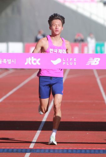 김건오, 2022 JTBC 서울마라톤 국내 남자부 우승(서울=연합뉴스) 김건오가 6일 열린 2022 JTBC 서울마라톤에서 국내 남자 선수 중 가장 먼저 서울시 송파구 종합운동장 피니시라인을 통과하고 있다. [대한육상연맹 제공. 재판매 및 DB금지]