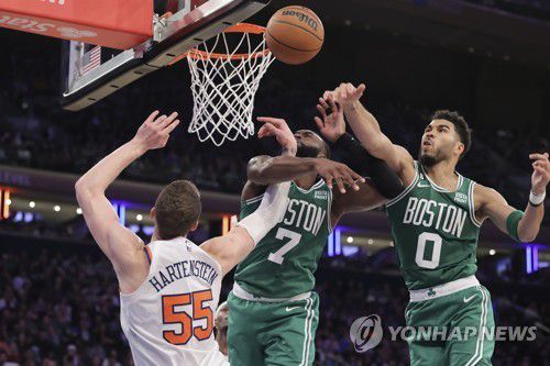 상대 슛 차단하는 제이슨 테이텀(0번)과 제일런 브라운(7번)[AP=연합뉴스]