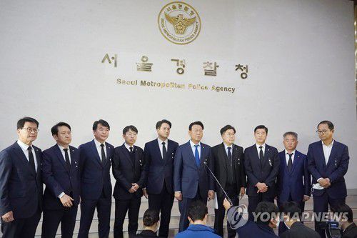 민주당 이태원 참사 대책본부 서울경찰청 항의방문(서울=연합뉴스) 더불어민주당 이태원 참사 대책본부 박찬대 본부장 등 소속 의원들이 3일 오후 서울경찰청을 항의방문 한 뒤 취재진의 질문에 답하고 있다. 2022.11.3 [더불어민주당 제공. 재판매 및 DB금지] uwg806@yna.co.kr