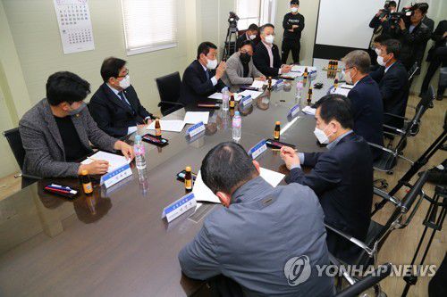 강원도의회, 강원중도개발공사 현지 시찰(춘천=연합뉴스) 강원도의회 의장단이 7일 오후 레고랜드와 강원중도개발공사(GJC) 현황 파악 및 문제점 해결을 위한 현지 시찰을 목적으로 춘천시 상중도 GJC 사무실을 찾아 GJC 관계자들과 대화하고 있다. 2022.11.7 [강원도의회 제공. 재판매 및 DB 금지] conanys@yna.co.kr