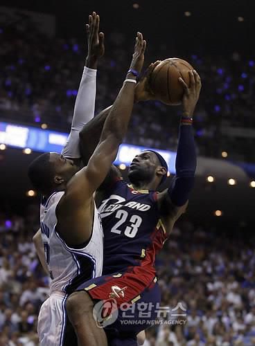 2008-2009시즌 PO서 르브론 제임스를 가로막은 드와이트 하워드[EPA=연합뉴스 자료사진. 재판매 및 DB금지]