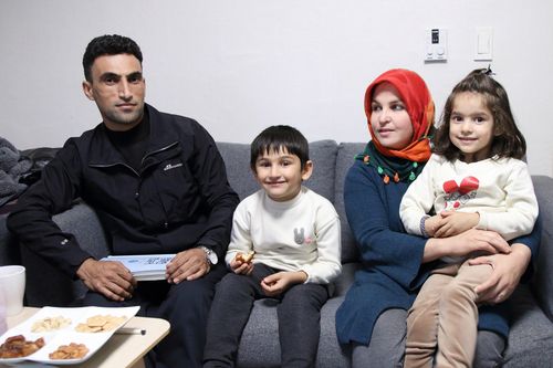 아프가니스탄 특별기여자 낭얄라이 하셰미(맨 왼쪽) 씨와 가족들    (인천=연합뉴스) 성도현 기자 = 아프가니스탄 특별기여자 낭얄라이 하셰미 씨와 그의 가족들이 지난 7일 인천 서구의 자택에서 연합뉴스와 인터뷰 후 포즈를 취하고 있다. 2022.11.9     raphael@yna.co.kr