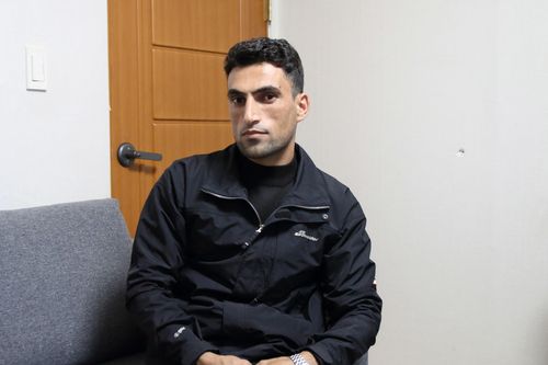 인터뷰하는 아프가니스탄 특별기여자 낭얄라이 하셰미    (인천=연합뉴스) 성도현 기자 = 아프가니스탄 특별기여자 낭얄라이 하셰미 씨가 지난 7일 인천 서구의 자택에서 연합뉴스와 인터뷰 후 포즈를 취하고 있다. 2022.11.9     raphael@yna.co.kr