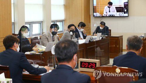 강원도의회 '레고랜드 사태' 행정사무 감사(춘천=연합뉴스) 9일 오후 강원 춘천시 강원도의회에서 강원중도개발공사(GJC)를 대상으로 한 행정사무 감사가 열려 도의원들이 질의하고 있다.     도의원들은 이날 감사에서 '레고랜드 사태'의 중심에 선 GJC와 강원도의 소통 부재 문제부터 레고랜드 사업 진행 과정에서 발생한 각종 문제점을 지적했다. 2022.11.9 [강원도의회 제공. 재판매 및 DB 금지] conanys@yna.co.kr