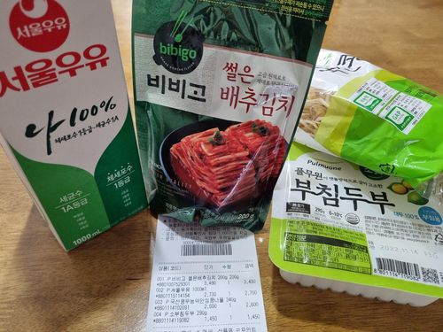 취재진이 1L짜리 우유 한 팩과 200g짜리 포장김치, 콩나물 1봉지와 두부 1모를 구매해보니 1만원이 넘었다. [촬영 신선미]