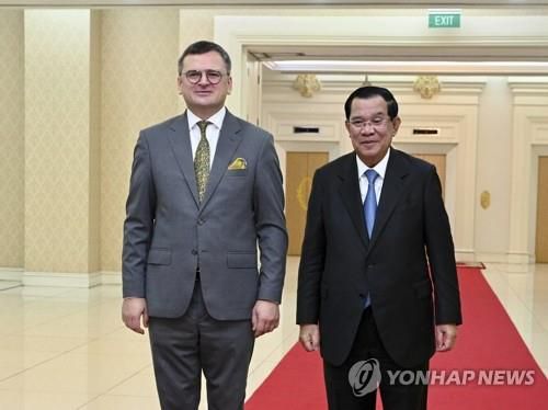 캄보디아 방문한 쿨레바 우크라 외교장관  (프놈펜 AP=연합뉴스) 캄보디아를 방문한 드미트로 쿨레바 우크라이나 외무장관(왼쪽)이 9일(현지시간) 프놈펜 평화궁전(총리실)에서 열린 환영행사 도중 훈 센 캄보디아 총리와 함께 사진을 찍고 있다. 2022.11.09     ddy04002@yna.co.kr (끝)