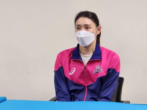 인터뷰하는 김연경(서울=연합뉴스) 하남직 기자 = 흥국생명 김연경이 10일 서울시 장충체육관에서 열린 프로배구 여자부 GS칼텍스와의 방문 경기가 끝난 뒤, 취재진과 인터뷰하고 있다.
