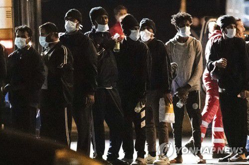 '지오 바렌츠'호에서 하선하는 이주민들(시칠리아 AP=연합뉴스) 8일(현지시간) 이탈리아 남부 시칠리아섬 카타니아 항구에서 국경없는의사회가 운영하는 난민 구조선 '지오 바렌츠'에 탑승한 이주민들이 배에서 내리고 있다. 2022.11.09 photo@yna.co.kr