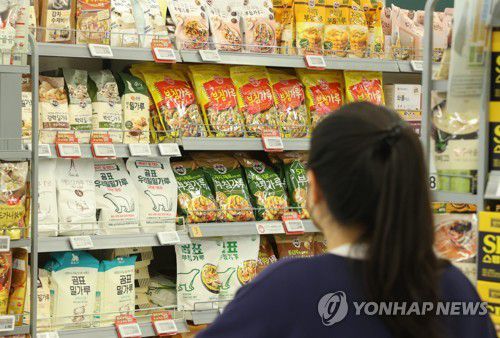 가공식품 물가 13년 5개월만에 최고(서울=연합뉴스) 류효림 기자 = 지난달 식용유·밀가루 등 가공식품 품목 대부분의 가격이 1년 전보다 오른 것으로 나타났다. 사진은 7일 서울 시내 대형마트에 밀가루 판매대 모습. 2022.11.7 ryousanta@yna.co.kr